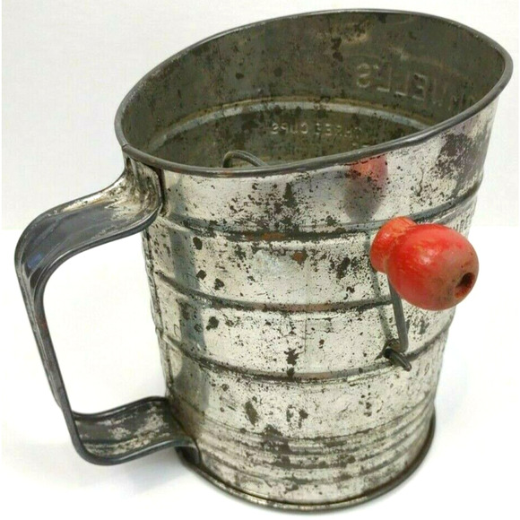 Vintage Bromwell's 3 Cup Metal Measuring Sifter Farmhouse Kitchen Red Handle - Picture 4 of 8
